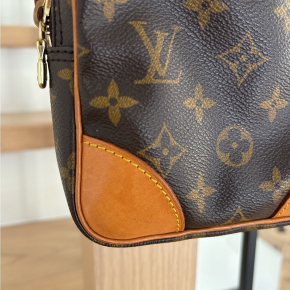 Louis Vuitton Amazone Crossbody - Picture 4 of 12